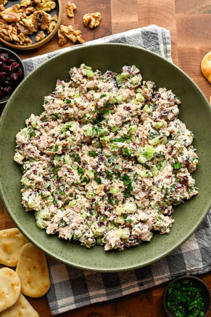 Tranbärsvalnötskycklingsallad i en grön mixerskål.