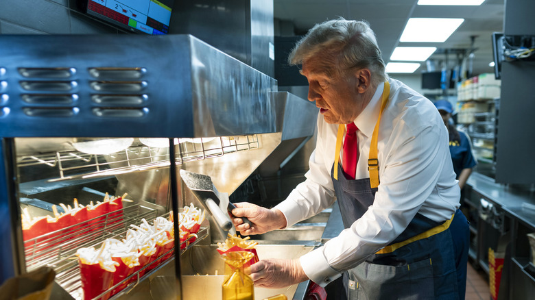 Trump gör pommes frites medan han kampanjade på McDonald's
