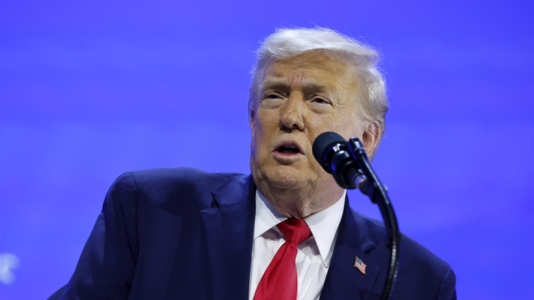 Trump bakom talarstolen