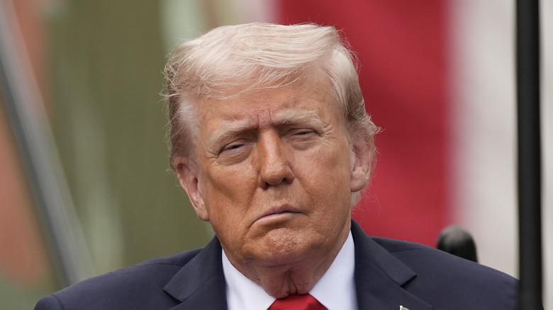 Trump med munnen hängande på ena sidan