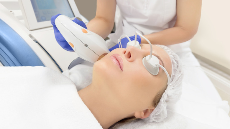 kvinna med ljusterapi i ansiktet