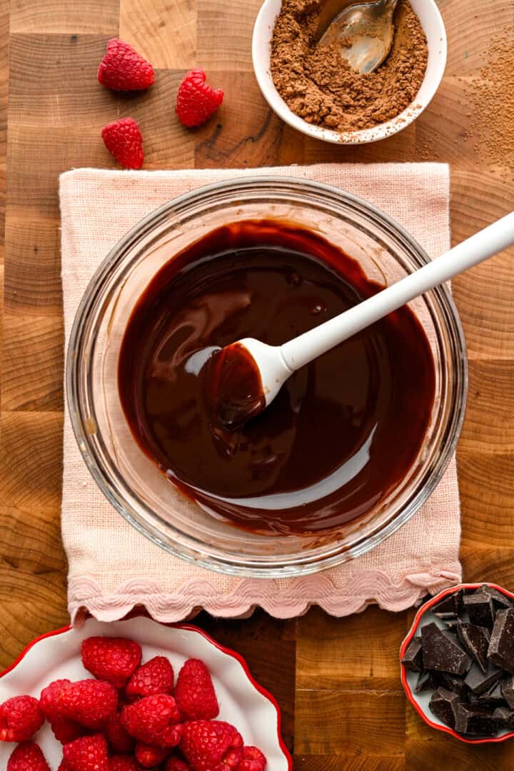 Choklad och smör i en skål efter smältning.