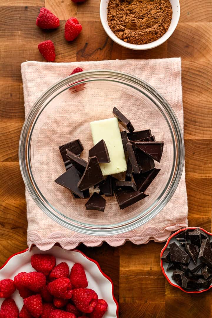 Choklad och smör i en skål innan de smälter.