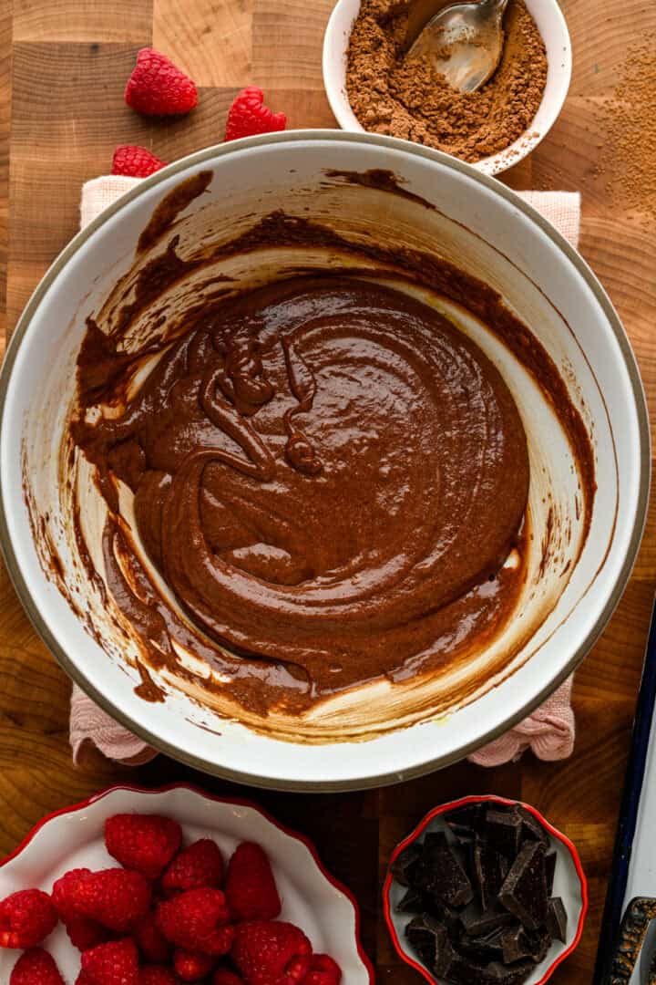 Choklad lava kaka smet i en vit skål.