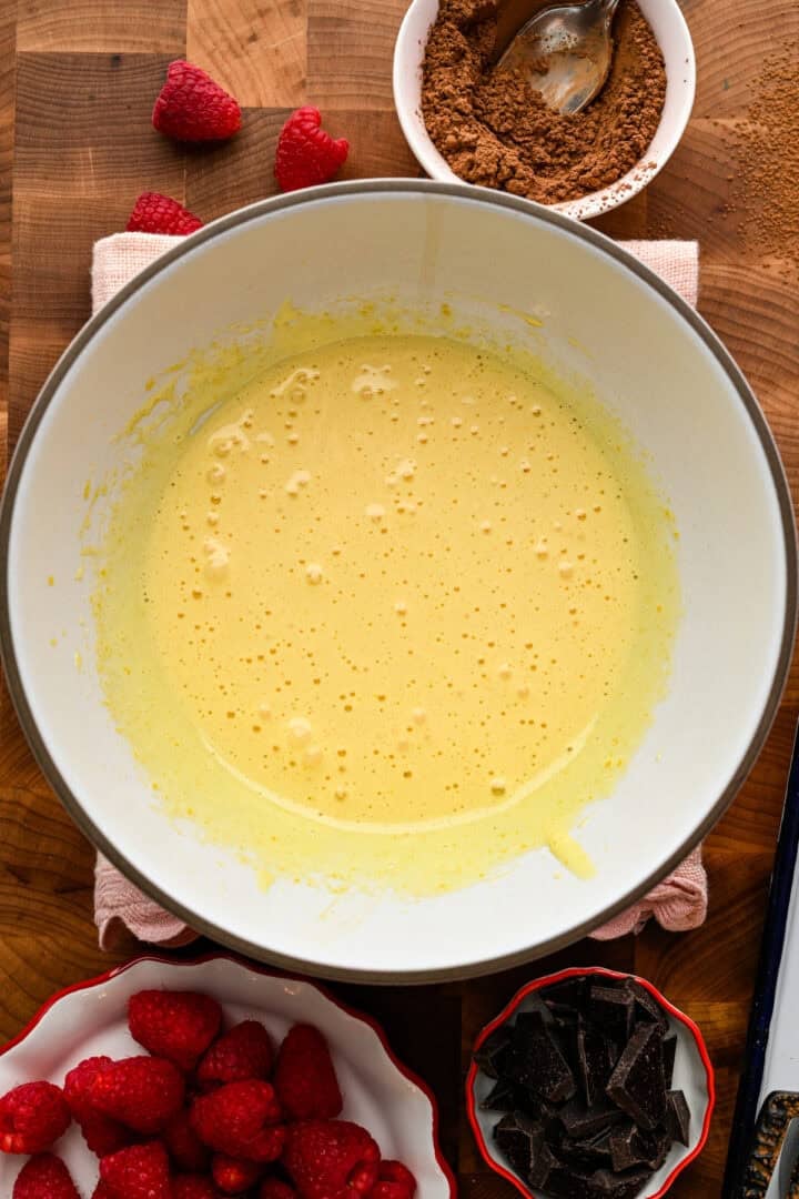 Ägg och socker vispat ihop i en vit skål.