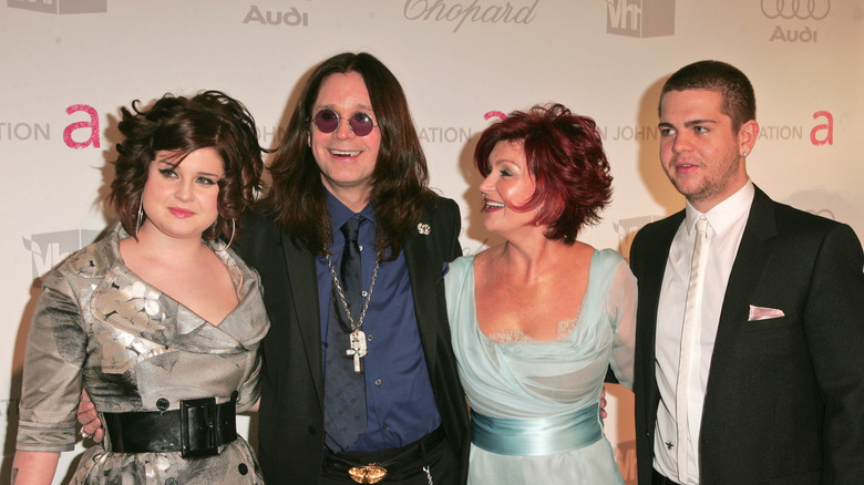 Kelly, Ozzy, Sharon och Jack Osbourne på röda mattan