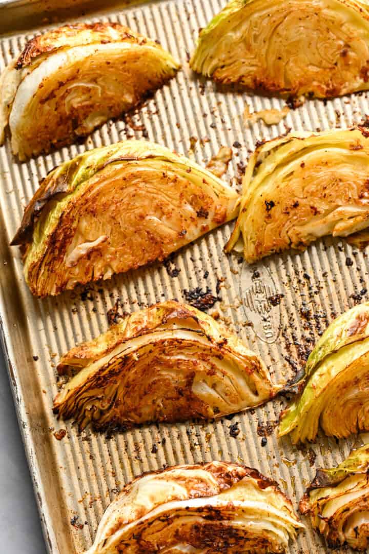 Vy ovanifrån av kålklyftor efter rostning.