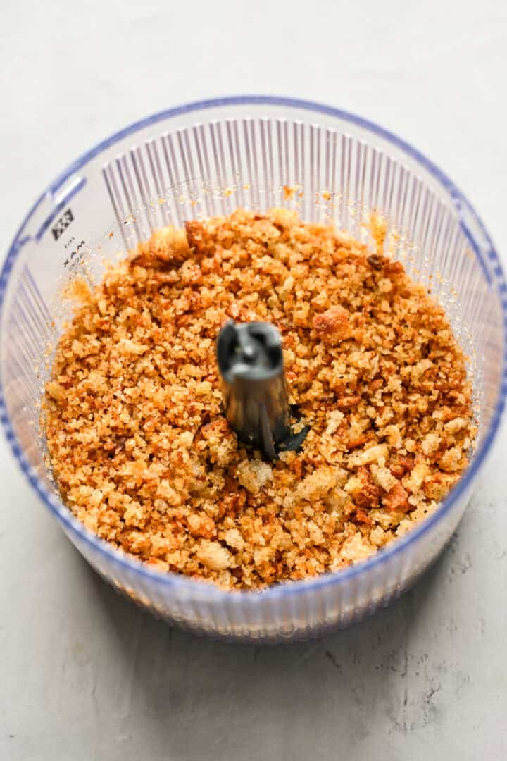 Brödsmulor efter rostning och malde till smulor.