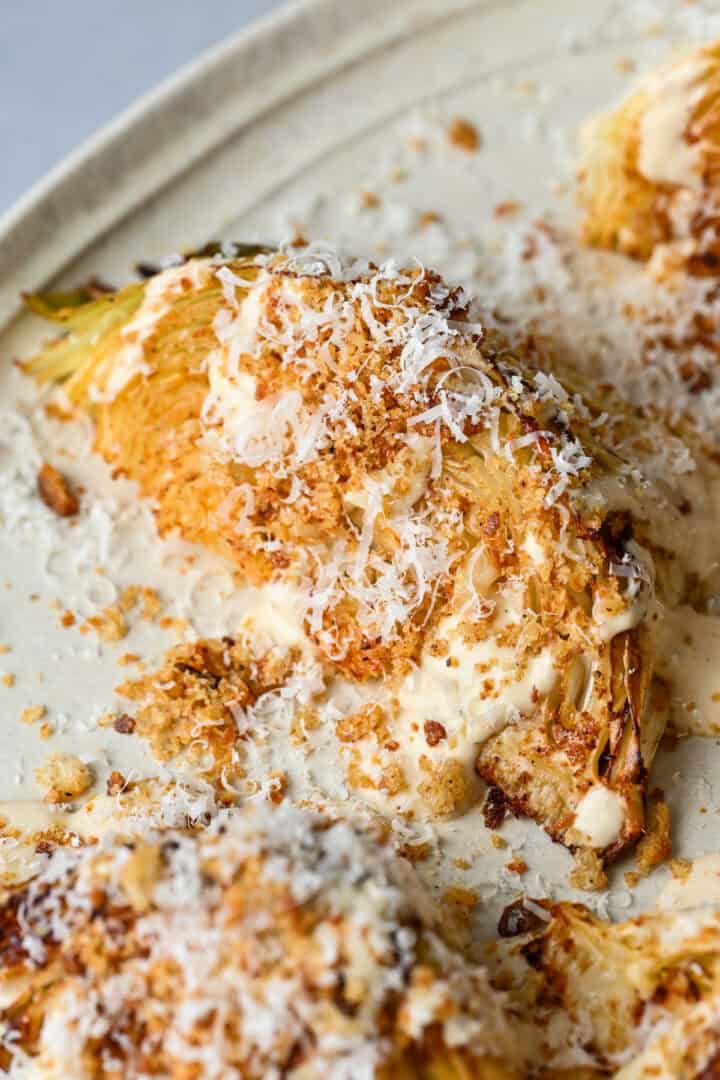 Ovanifrån av kålklyfta med caesardressing och parmesan.