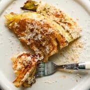 Ovanifrån av kålklyfta med caesardressing och parmesan.