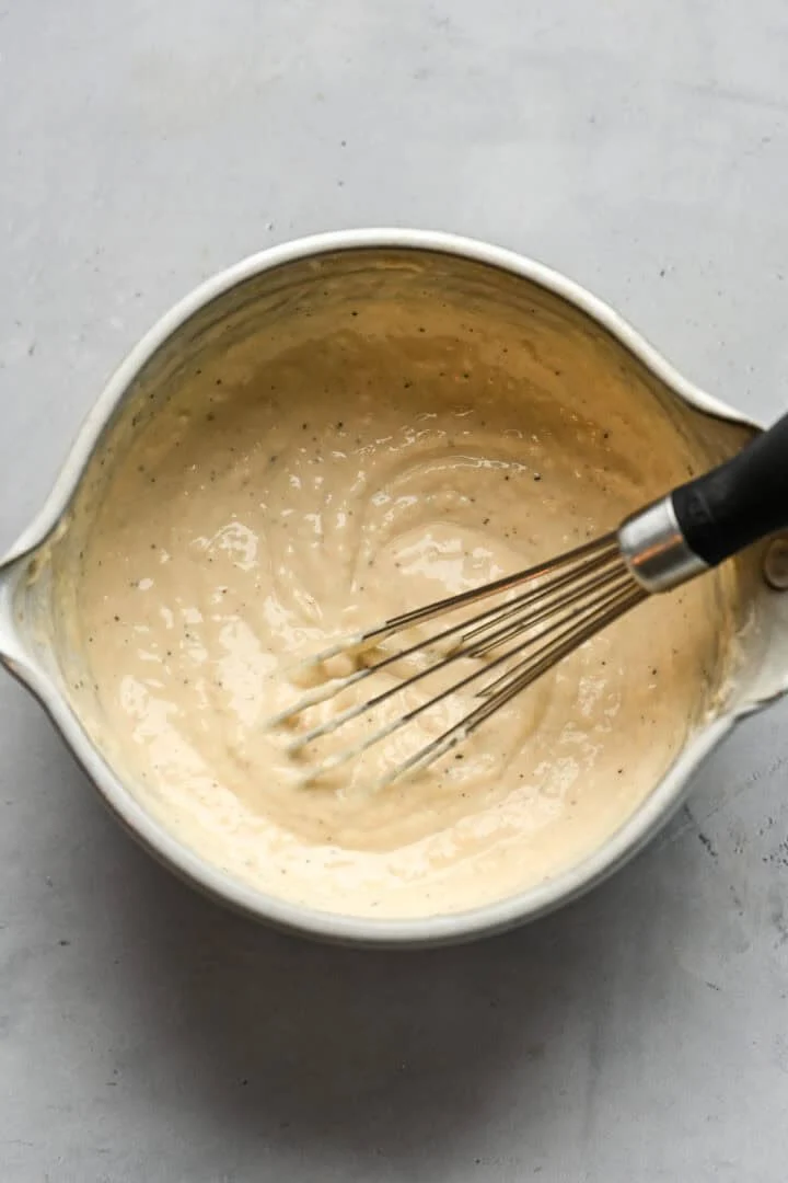 Caesardressing efter att ha blandats ihop.