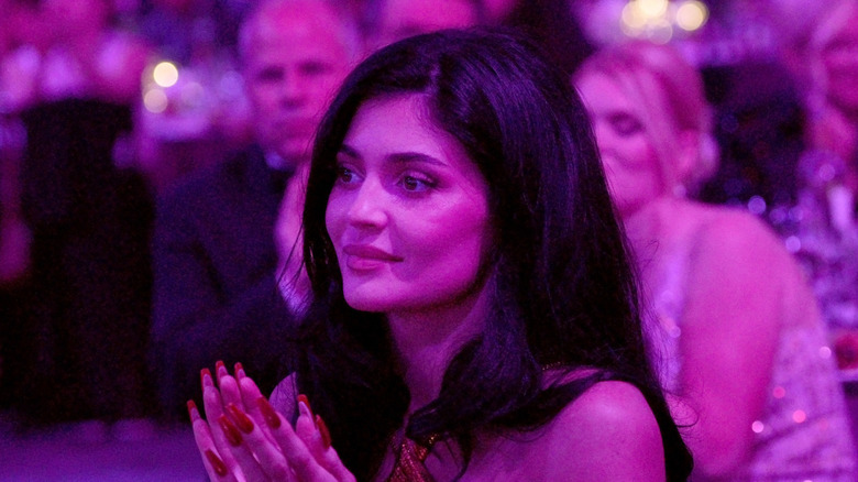 Kylie Jenner satt och applåderade på en prisutdelning