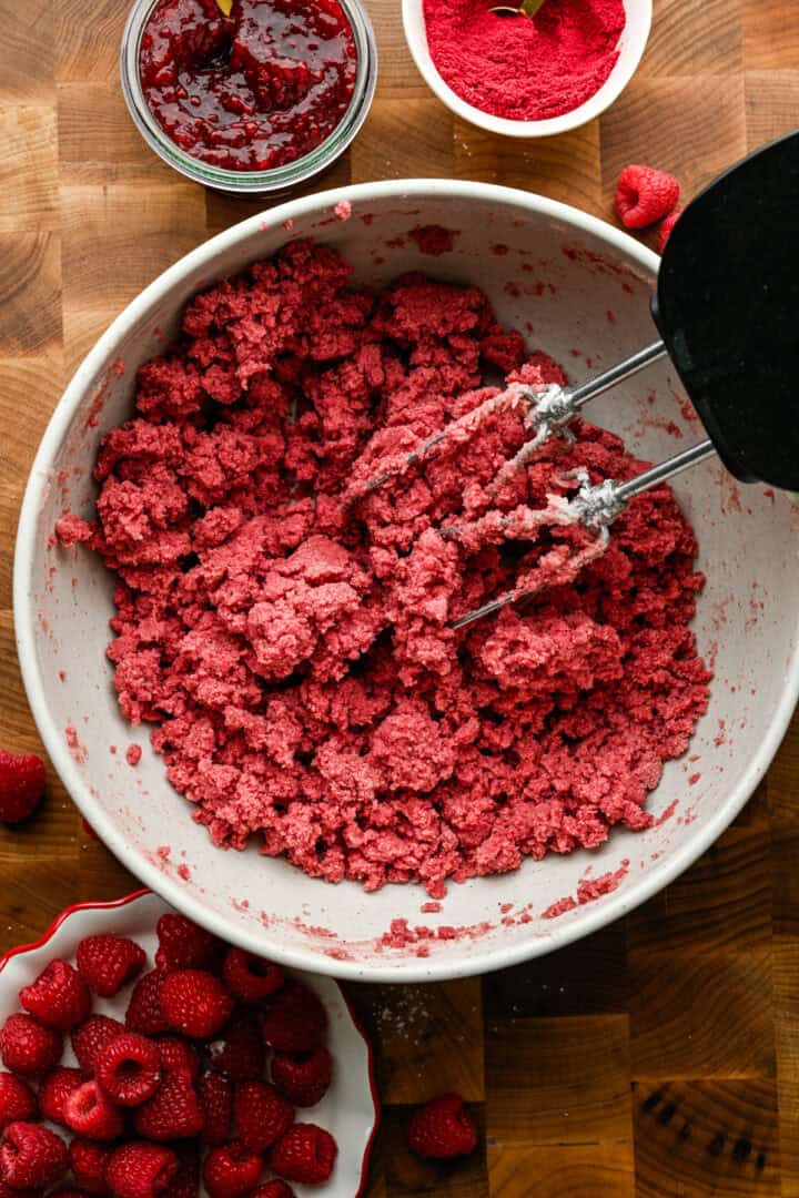 Hallon tumavtryck kakdeg i en skål.