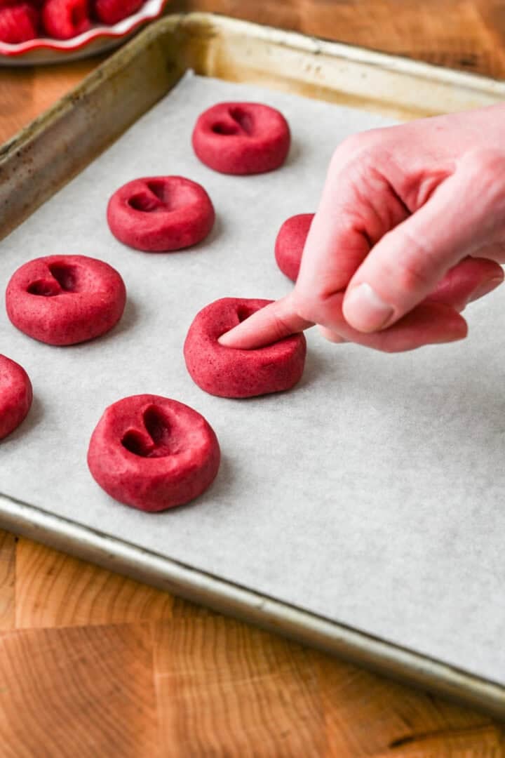 Använd ett pinky finger för att skapa en hjärtformad fördjupning i kakan.