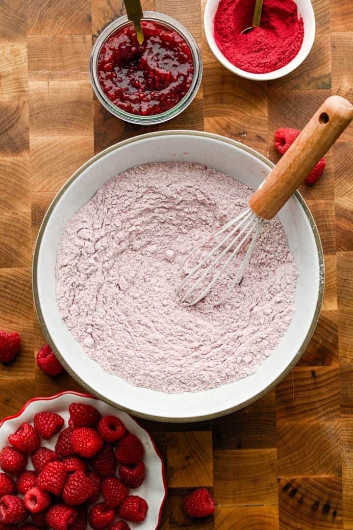 Torra ingredienser blandas ihop i en skål.