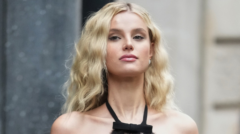 En kvinna med en vågig blond axelskärning