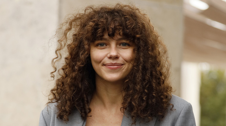 En kvinna med lugg och axellångt hår