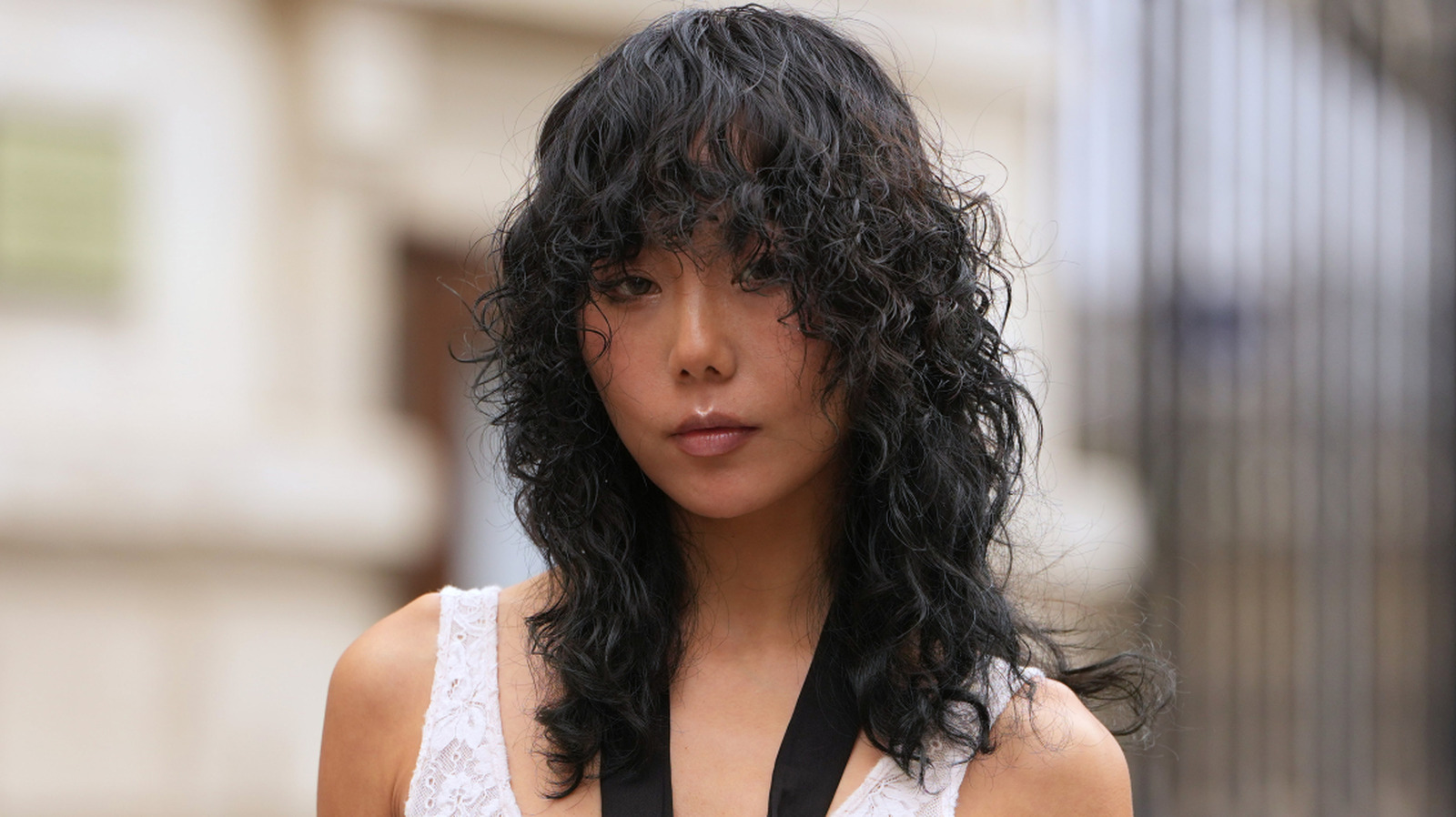 5 medellånga frisyrer som får dig att se ungdomlig ut