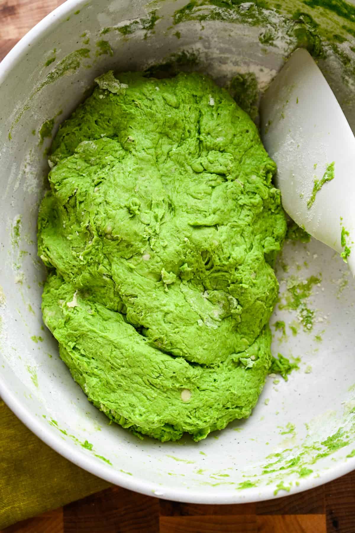 Ovanifrån av deg i en skål.