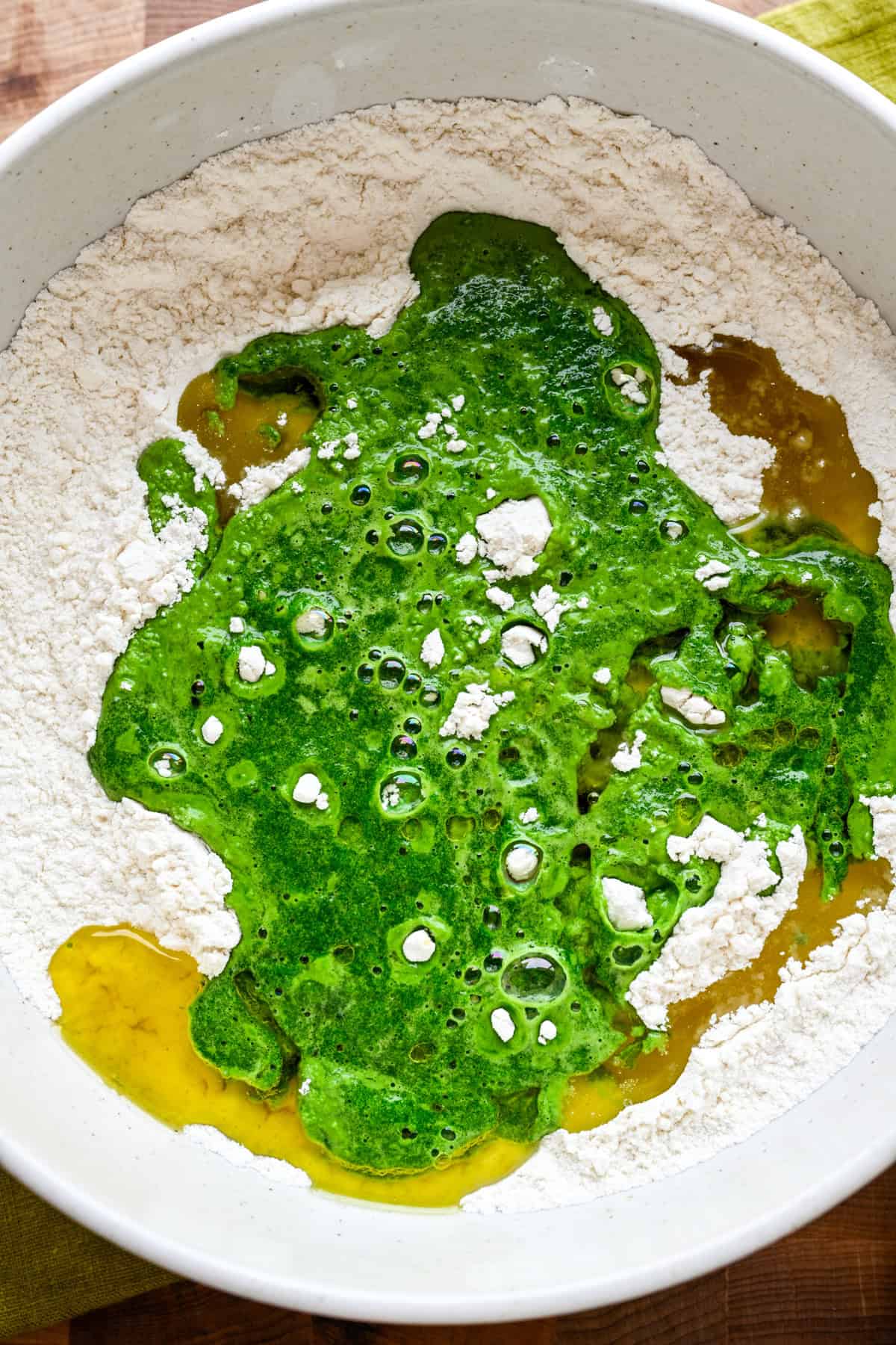 Vy ovanifrån av degen innan du blandar ihop allt.