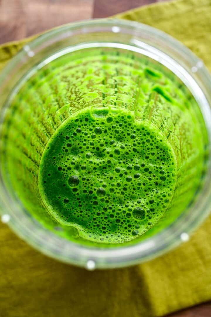 Ovanifrån av spenat efter blandning.