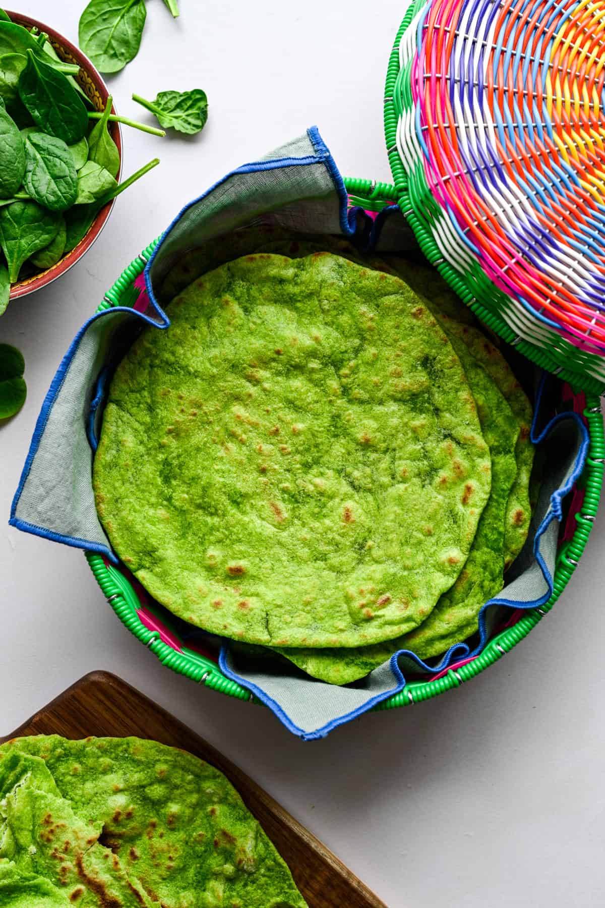 Ovanifrån av spenattortillas.