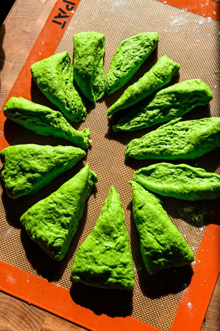 Ovanifrån av deg portionerad i bitar.