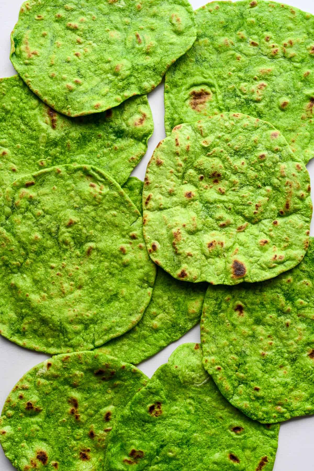 Ovanifrån av spenattortillas.