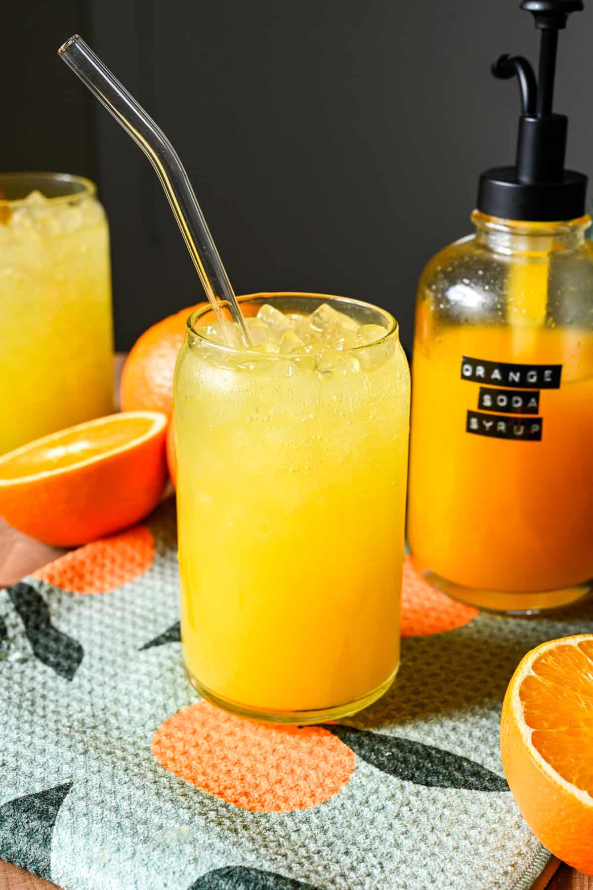 Framifrån av apelsinläsk i ett glas.