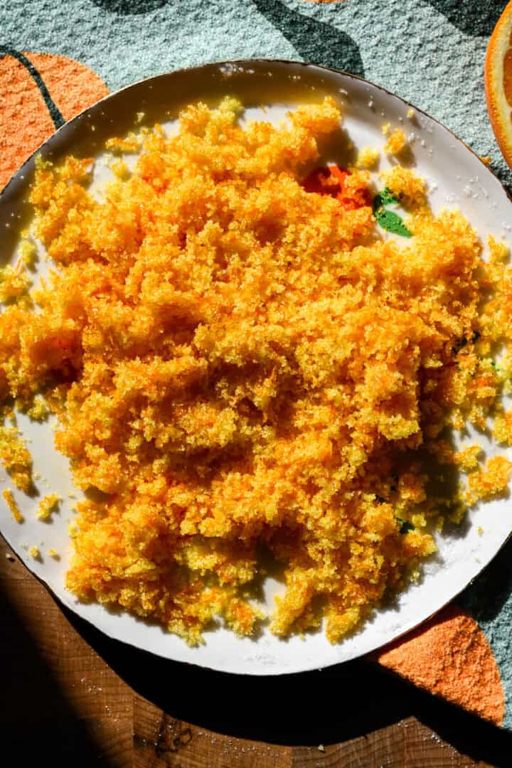 Apelsinskal efter att ha blandats med socker.