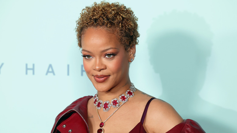 Rihanna deltar i Rihanna x Fenty Hair Los Angeles Launch Party på Nya Studios