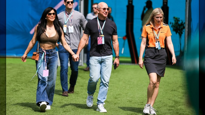 Jeff Bezos och Lauren Sánchez går in i F1-hagen som gäster hos McLaren F1-teamet under träningen inför F1 Grand Prix of Miami på Miami International Autodrome den 5 maj 2023 i Miami, USA (2023)