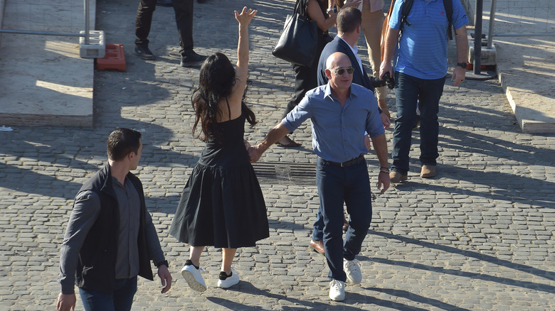 Lauren Sánchez och Jeff Bezos ses den 15 oktober 2022 i Rom, Italien (2022)