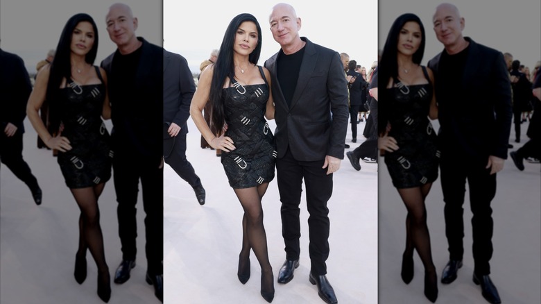Lauren Sánchez och Jeff Bezos deltar på Versace FW23 Show på Pacific Design Center den 9 mars 2023 i West Hollywood, Kalifornien (2023)