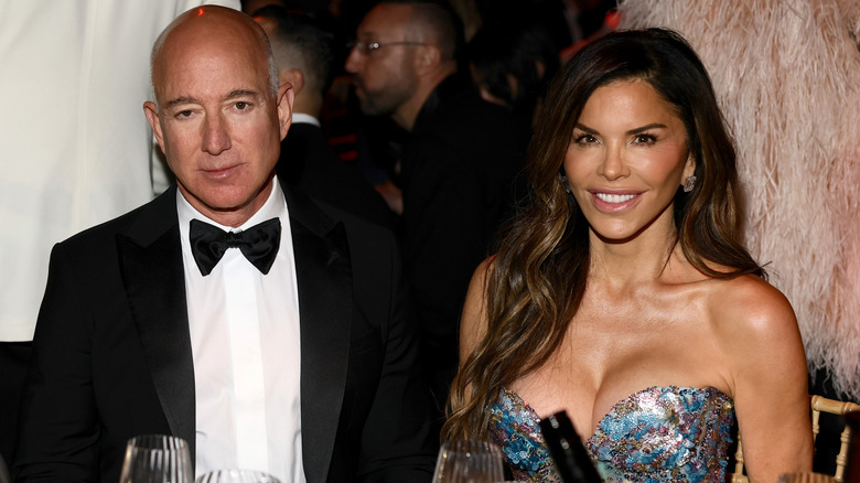 Jeff Bezos och Lauren Sánchez deltar i amfAR-galan Cannes 2025 presenterad av Chopard på Hotel du Cap-Eden-Roc den 22 maj 2025 i Cap d'Antibes, Frankrike (2025)