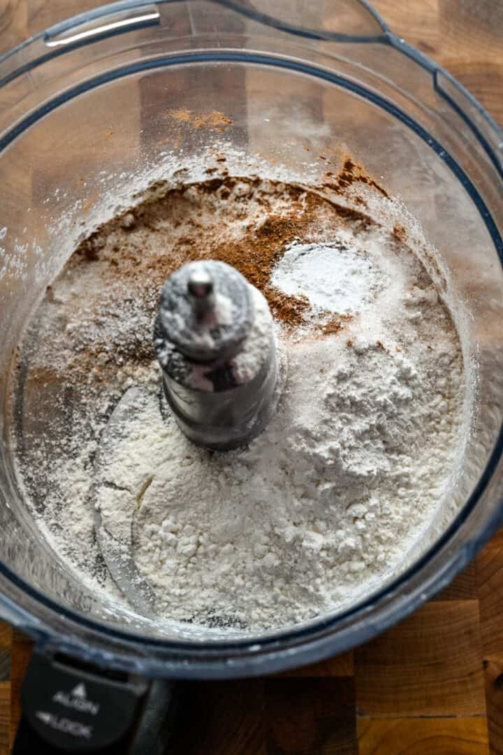 Ovanifrån av ingredienser i en matberedare.