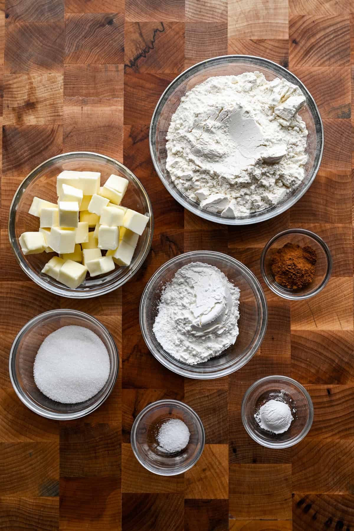 Ovanifrån av kanel toast crunch ingredienser.