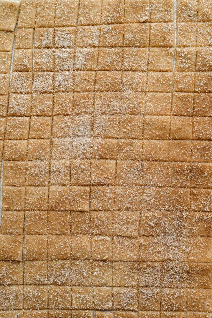 Degen skärs i rutor.