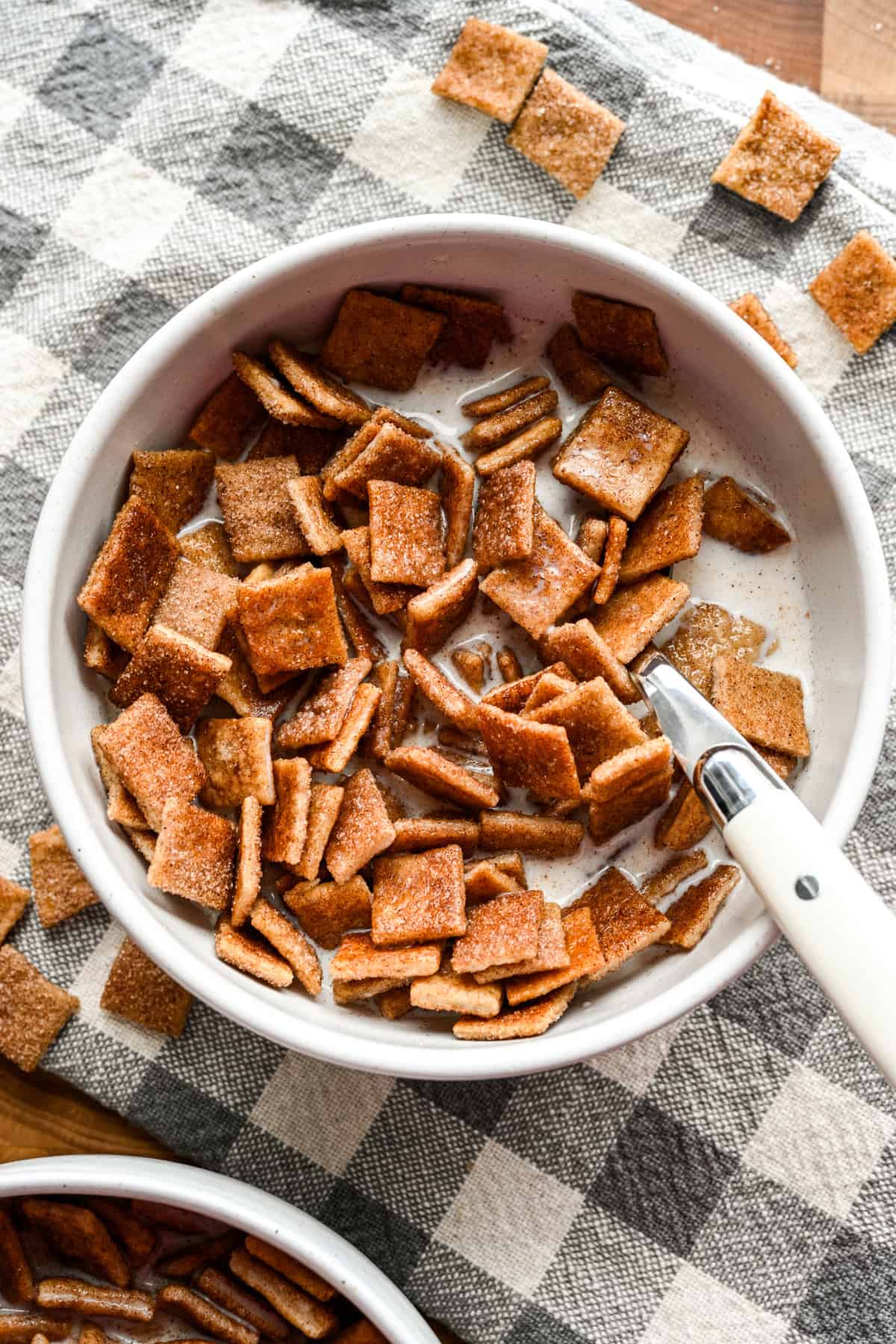 Ovanifrån av kanel toast crunch i en skål.
