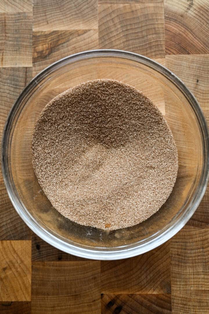 Kanelsocker i en skål.