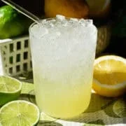 Hemlagad sprite i ett glas.