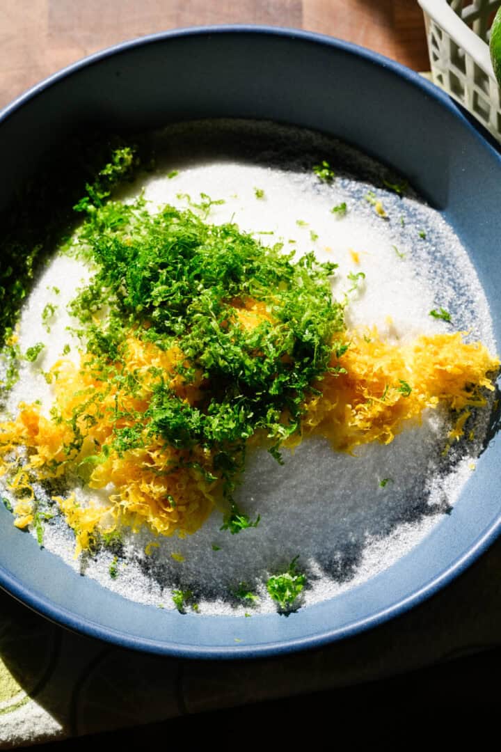 Citron- och limeskal innan det masseras in i sockret.