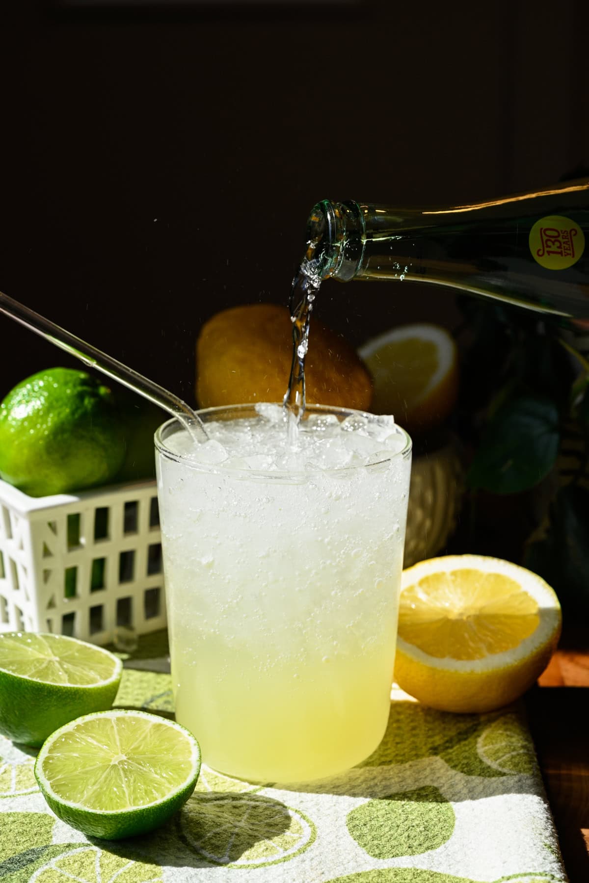 Häller kolsyrat vatten i ett glas.