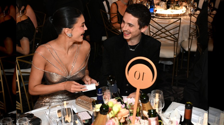 Kylie Jenner och Timothée Chalamet skrattar tillsammans på Golden Globes 2026