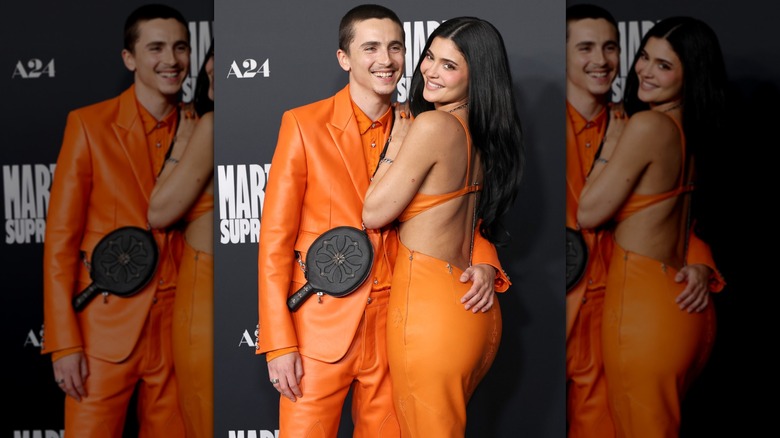 Kylie Jenner och Timothée Chalamet poserar på röda mattan