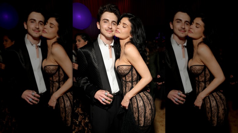 Timothée Chalamet och Kylie Jenner poserar tillsammans på Vanity Fair Oscar Party