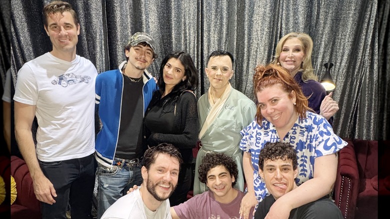 Timothée Chalamet och Kylie Jenner poserar backstage med Broadway-artister