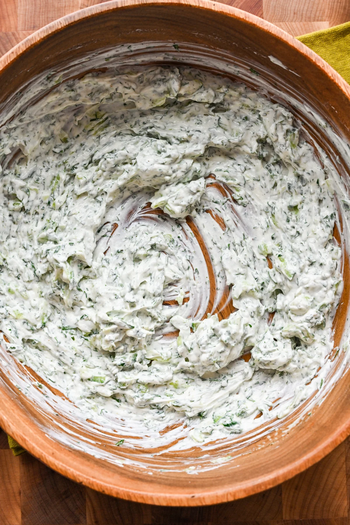 Ingredienser till tzatzikidressingen blandas i en skål.