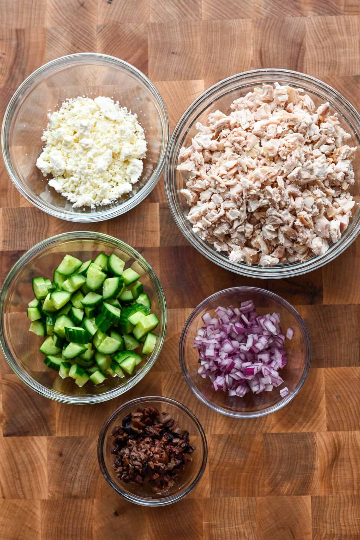 Ingredienser till tzatziki kycklingsallad.
