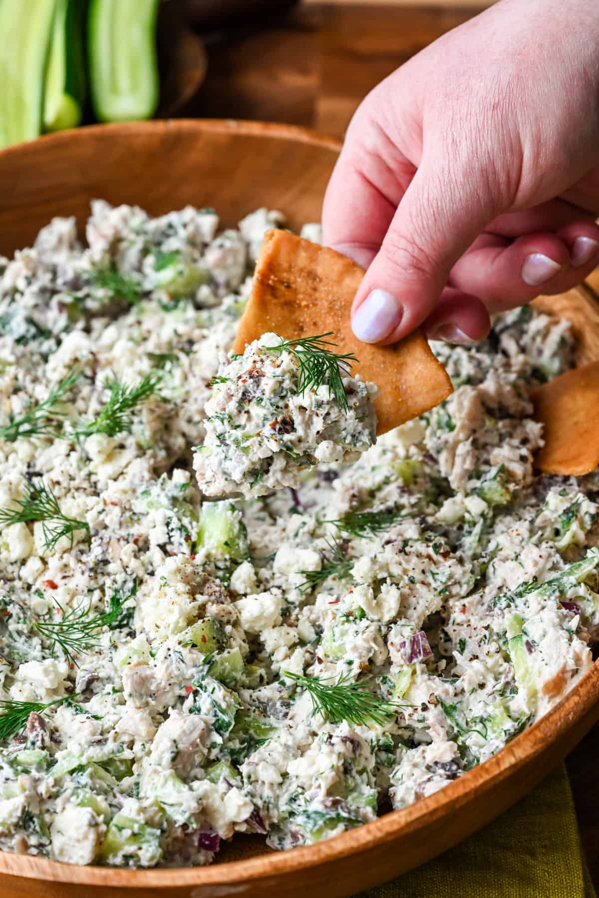 Tzatziki kycklingsallad öste på ett pitabröd.